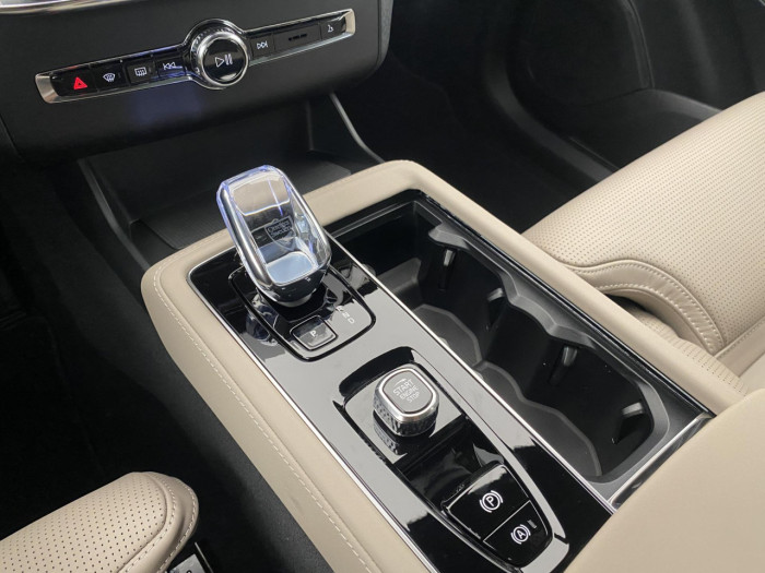 Volvo XC90 T8 AWD Plug-in BRIGHT PLUS 7m na operativní leasing