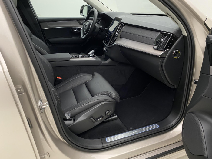 Volvo XC90 B5 AWD AUT DARK PLUS 7míst na operativní leasing