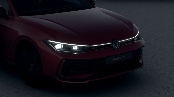 Volkswagen Passat R-Line People 2,0 TSI 150 kW na operativní leasing