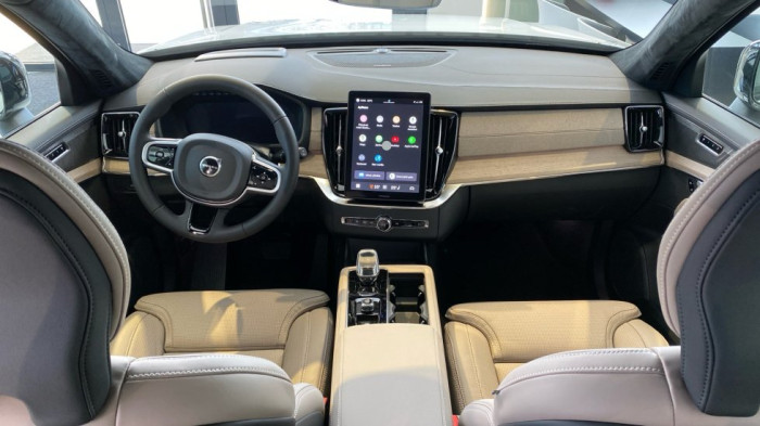 Volvo XC90 ULTRA DARK, T8 AWD, 228+107 kW / 310+145 HP na operativní leasing