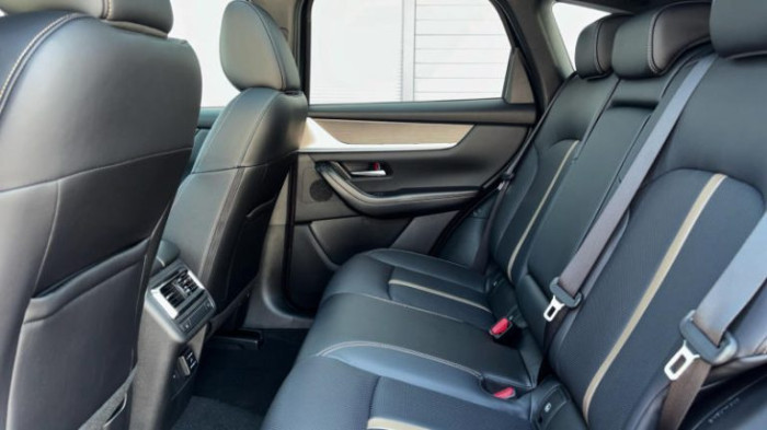 MAZDA CX-60 2.5 PHEV HOMURA PLUS – VÝKON, KTERÝ NEPLATÍTE NA KAŽDÉ TANKOVÁNÍ na operativní leasing