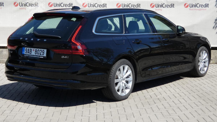 Volvo V90 B4 mHEV AWD aut. Momentum Pro na operativní leasing