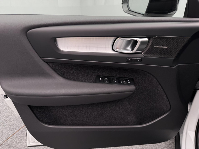 Volvo XC40 B3 AUT DARK PLUS na operativní leasing