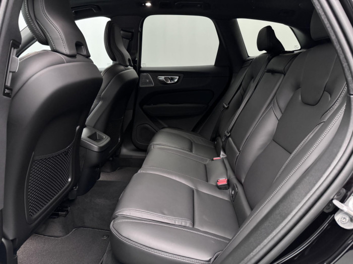 Volvo XC60 B5 AWD AUT PLUS BLACK EDITION na operativní leasing