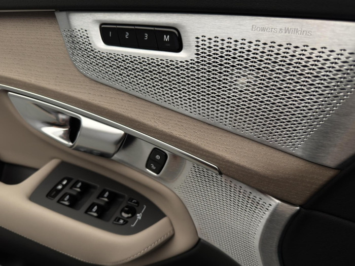 Volvo XC90 T8 AWD Plug-in DARK PLUS 7m na operativní leasing