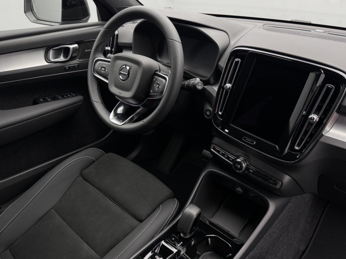 Volvo XC40 B3 AUT DARK PLUS na operativní leasing