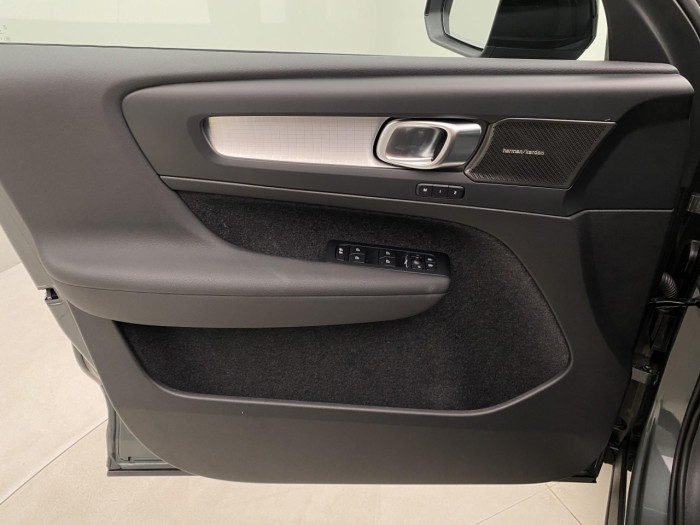 Volvo XC40 B3 AUT DARK PLUS na operativní leasing