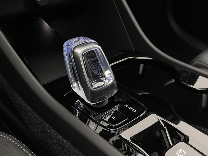 Volvo XC40 B4 AUT DARK PLUS na operativní leasing