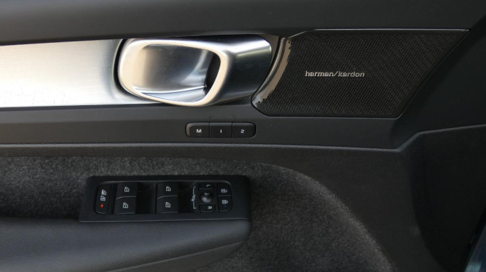 Volvo XC40 B3 Plus Dark DCT na operativní leasing