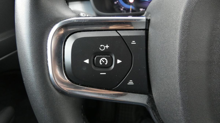 Volvo XC40 B3 Core DCT na operativní leasing