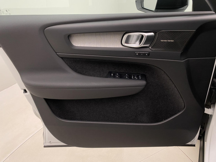 Volvo XC40 B4 AUT DARK PLUS na operativní leasing
