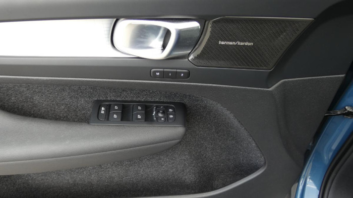 Volvo XC40 B4 AWD mHEV Plus Dark aut. na operativní leasing