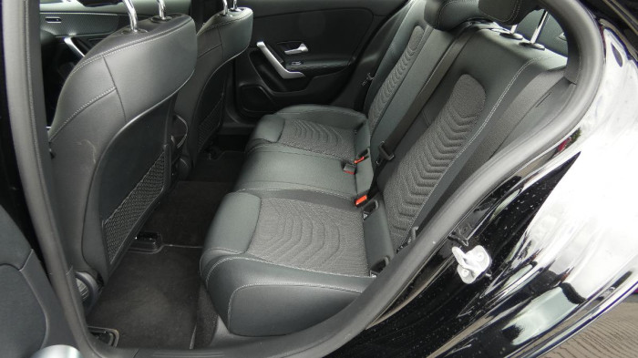 Mercedes-Benz Třídy A 180 Sedan na operativní leasing