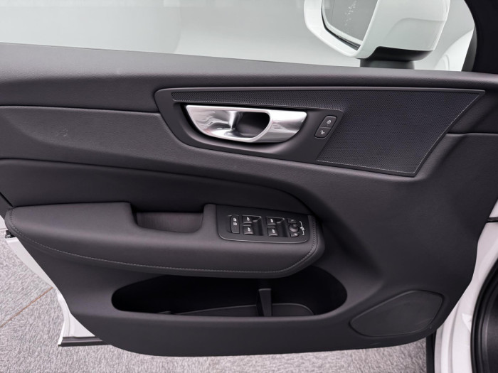 Volvo XC60 B5 AWD AUT ESSENTIAL na operativní leasing