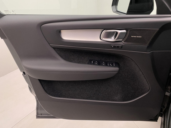 Volvo XC40 B4 AUT DARK PLUS na operativní leasing