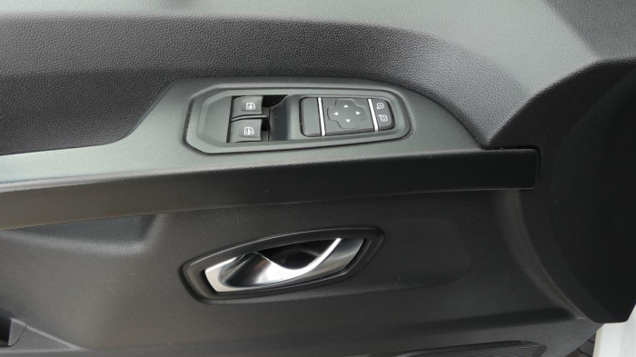 Land Rover Discovery D250 AUTO 4WD na operativní leasing