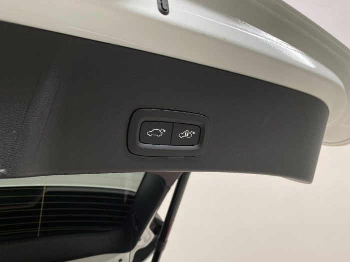 Volvo XC40 B3 AUT DARK PLUS na operativní leasing