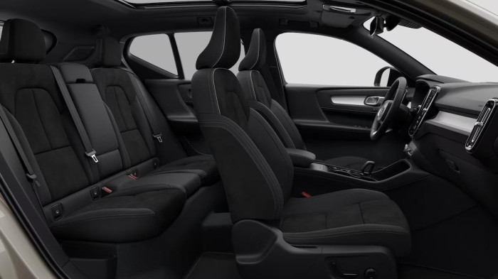 Volvo XC40 B3 AUT DARK PLUS na operativní leasing