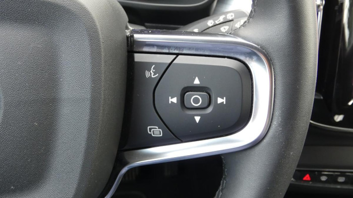 Volvo XC40 B4 AWD mHEV Plus Dark aut. na operativní leasing