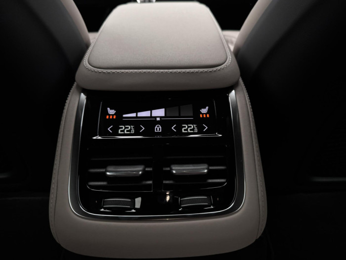 Volvo XC90 T8 AWD Plug-in DARK PLUS 7m na operativní leasing