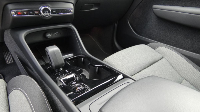 Volvo XC40 B4 AWD mHEV Plus Dark aut. na operativní leasing