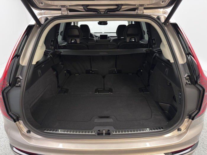 Volvo XC90 T8 AWD Plug-in ULTRA DARK 7m na operativní leasing