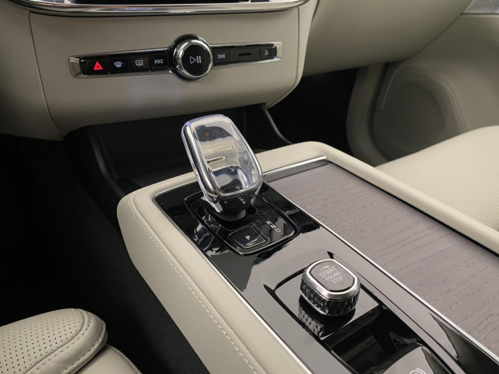 Volvo XC90 T8 AWD Plug-in BRIGHT PLUS 7m na operativní leasing