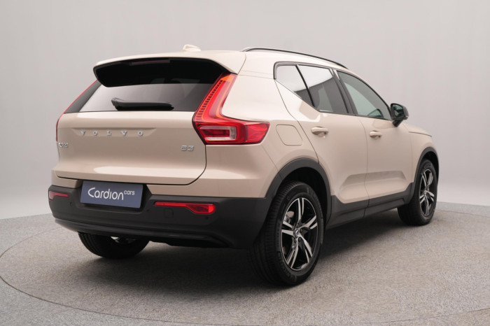 Volvo XC40 B3 AUT DARK PLUS na operativní leasing