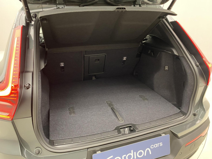 Volvo XC40 B3 AUT DARK PLUS na operativní leasing