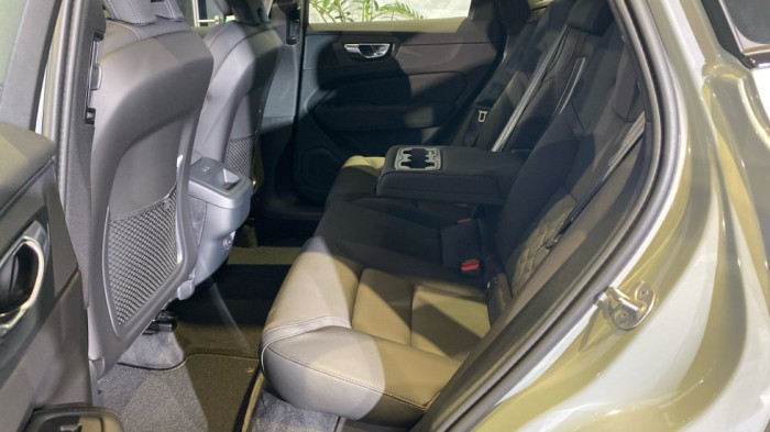 Volvo XC60 PLUS DARK, B5 AWD, 184+10 kW / 250+14 HP na operativní leasing