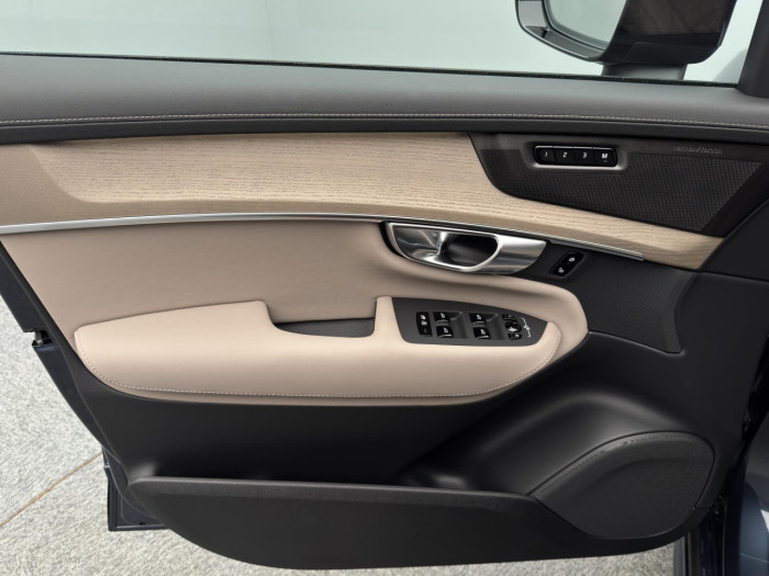 Volvo XC90 T8 AWD Plug-in DARK PLUS 7m na operativní leasing