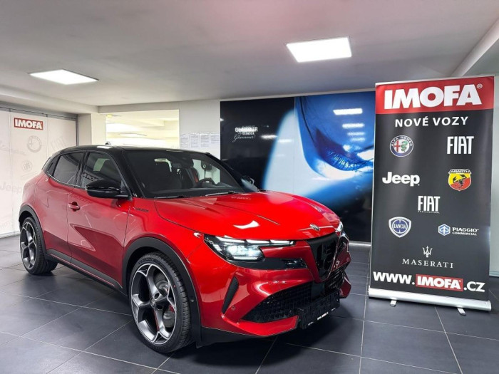 Alfa Romeo Junior Veloce 280k Elettrica 54 kWh *001* na operativní leasing