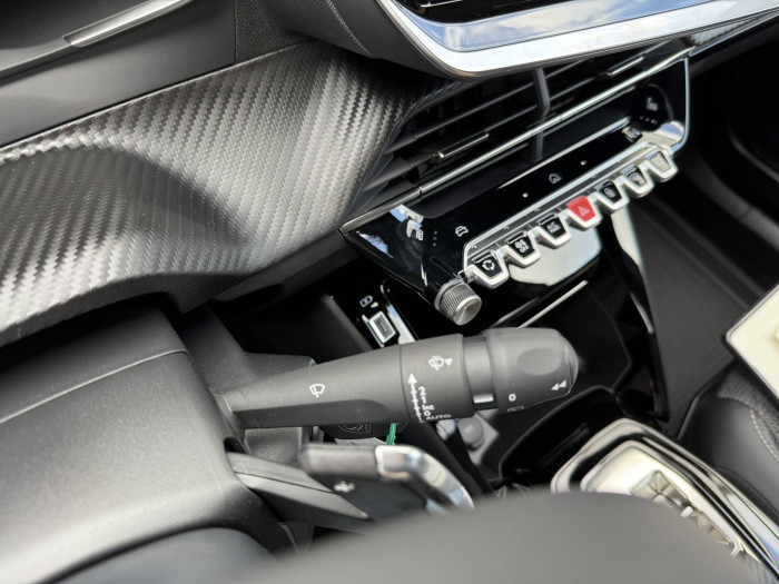 Peugeot 2008 ALLURE Hybrid  1,2 145 e-DCS6 / 107kW na operativní leasing