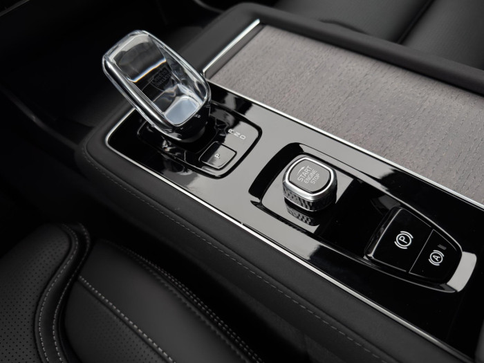 Volvo XC90 T8 AWD Plug-in ULTRA DARK 7m na operativní leasing