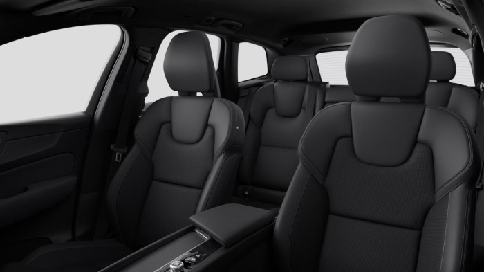 Volvo XC60 B5 AWD AUT PLUS BLACK EDITION na operativní leasing