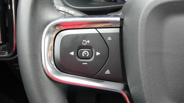 Volvo XC40 B3 PLUS DARK na operativní leasing