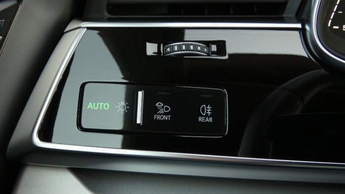Audi Q8 55 TFSI quattro tiptronic na operativní leasing