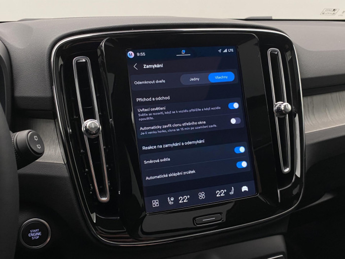 Volvo XC40 B4 AUT DARK PLUS na operativní leasing
