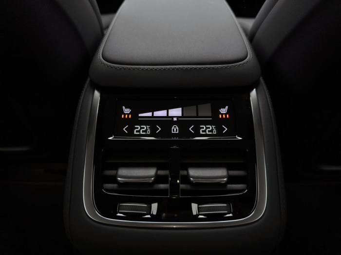 Volvo XC90 T8 AWD Plug-in DARK PLUS 7m na operativní leasing