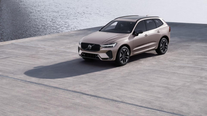 Volvo XC60 B5 AWD AUT DARK ULTRA na operativní leasing