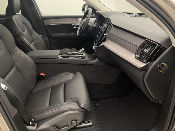 Volvo XC90 B5 AWD AUT DARK PLUS na operativní leasing
