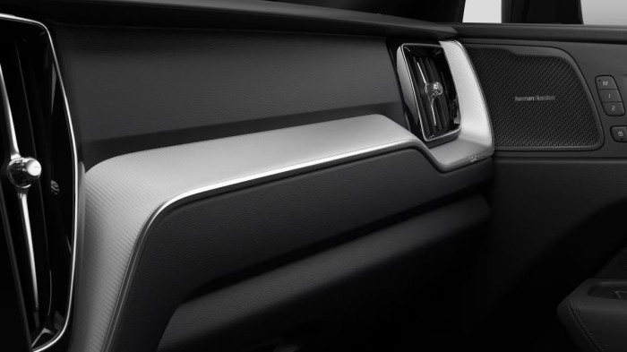 Volvo XC60 B5 AWD AUT PLUS BLACK EDITION na operativní leasing