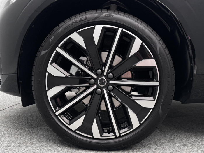 Volvo XC60 B5 AWD AUT DARK PLUS na operativní leasing