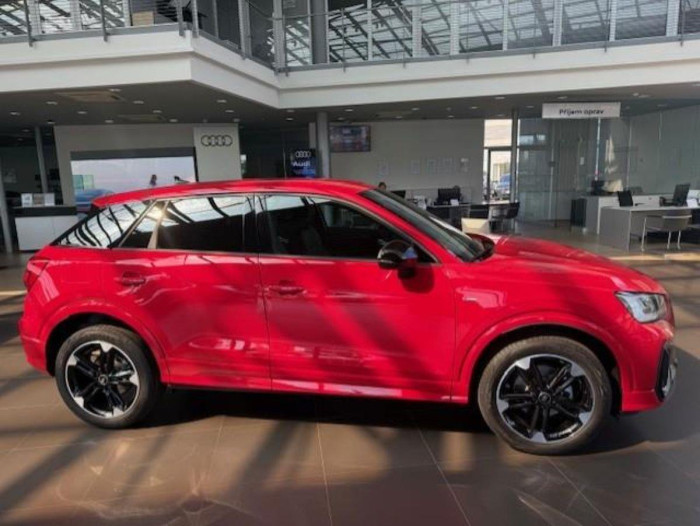 Audi Q2 Sline 35 TFSI Stronic na operativní leasing