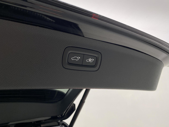 Volvo XC90 T8 AWD Plug-in DARK ULTRA na operativní leasing