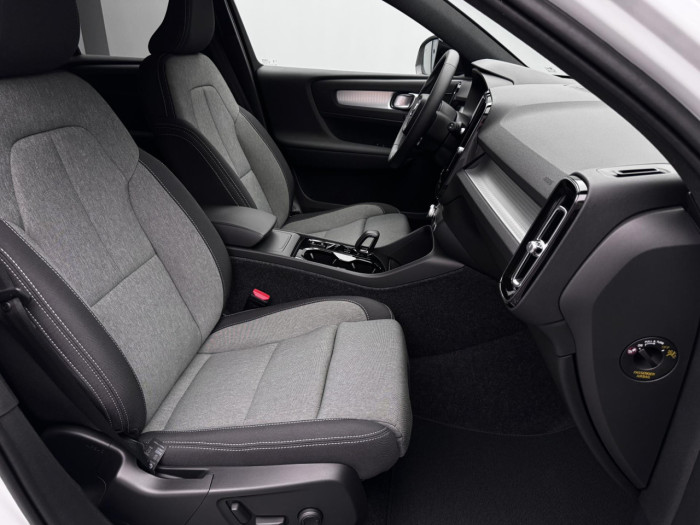 Volvo XC40 B3 AUT DARK PLUS na operativní leasing