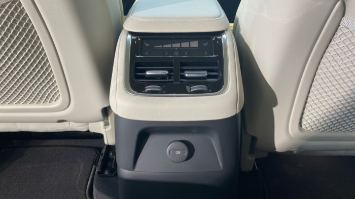 Volvo XC90 PLUS BRIGHT, T8 AWD, 184+115 kW / 250+156 HP na operativní leasing