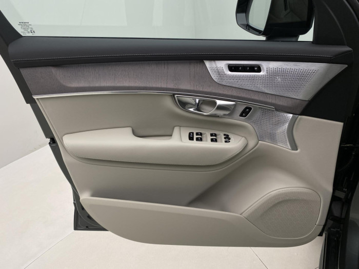 Volvo XC90 T8 AWD Plug-in DARK ULTRA na operativní leasing