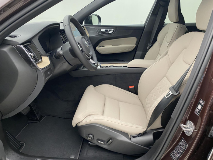 Volvo XC60 B5 AWD AUT DARK PLUS na operativní leasing