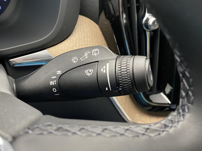 Volvo XC60 B5 AWD AUT DARK PLUS na operativní leasing